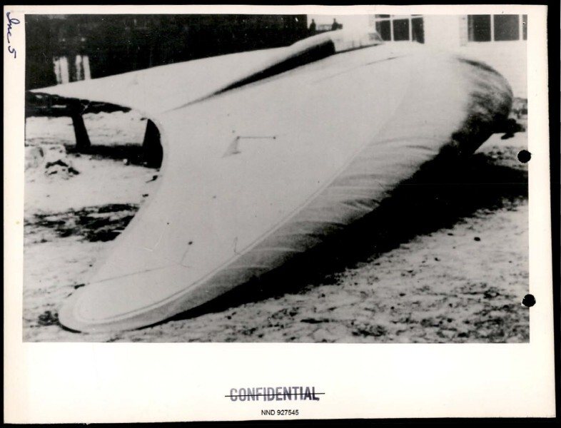 Photographie noir et blanc d'un prototype d'aéronef à aile delta au sol, marqué confidentiel — pièce DOW-UAP-D097, Project SIGN 1948, PURSUE Release 04