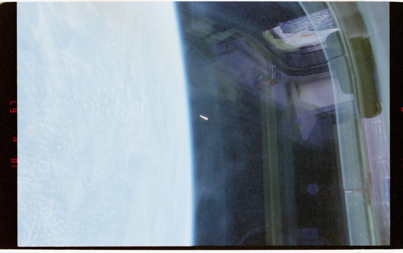 صورة رسمية لجسم مجهول في مدار منخفض، مأخوذة من المكوك كولومبيا في عام 1996 — NASA-UAP-D030